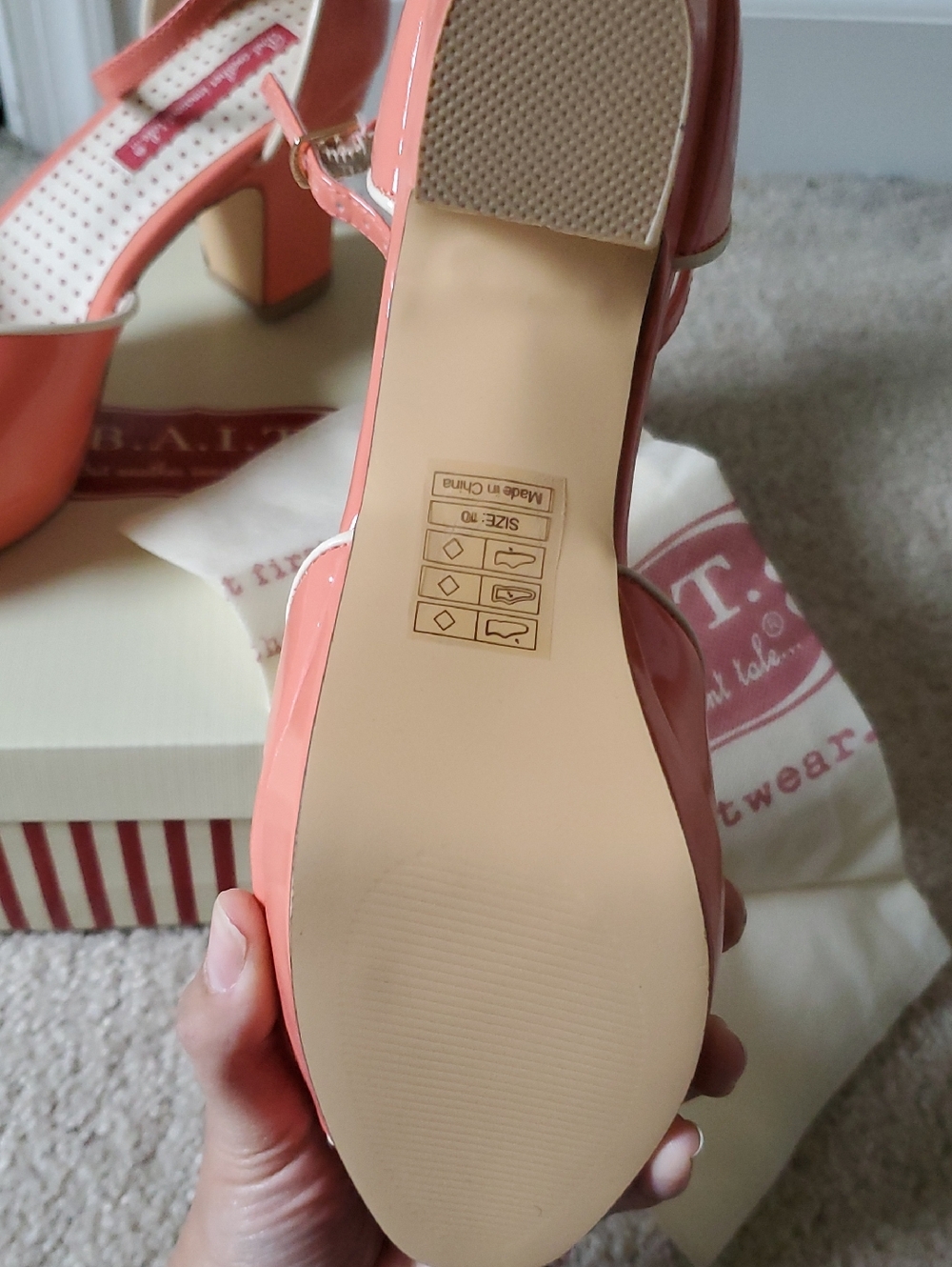 B.A.I.T. Footwear New In Box Retro Heels Size 10 Coral & Cream - Picture 4 of 4